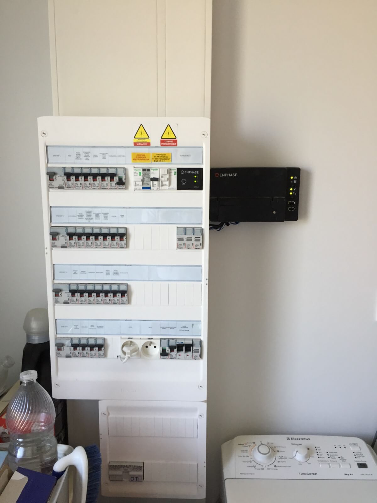 Pose d’un coffret solaire avec boîtier de communication Enphase au Cellier