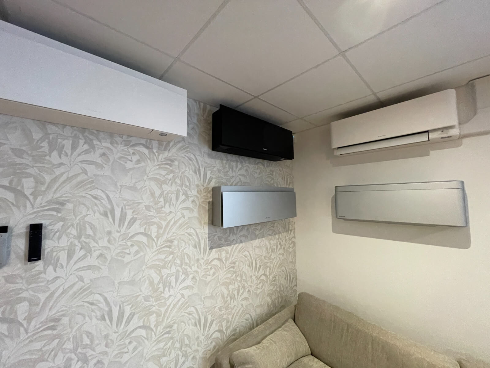 Splits Daikin Emura et Stylish pour pompe à chaleur air-air au showroom Daikin de Nantes