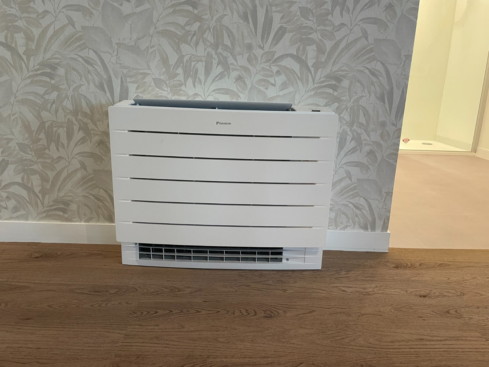 Console basse Daikin Perfera pour pompe à chaleur air-air au showroom Daikin de Nantes